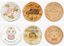 お菓子の印刷工房では、おせんべいやクッキーにイラストやメッセージを入れることができます。