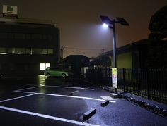 蓄電池にリチウム系バッテリを採用した、ソーラー式ＬＥＤ街路灯です。通常使われる鉛バッテリに比べ、寿命が長いため、メンテナンスコストがかかりません。