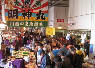 【川越市場の開放日】市場風景　毎週2000名～3000名のお客様で賑わいます。