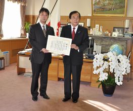 埼玉県庁にてチャリティーバザー収益金の寄付を社長より上田知事に手渡し、この取り組みへの感謝状をいただきました
